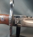 Baionette suisse à lame dentelée, modèle 1914, fourreau acier, avec son gousset porte baionette.